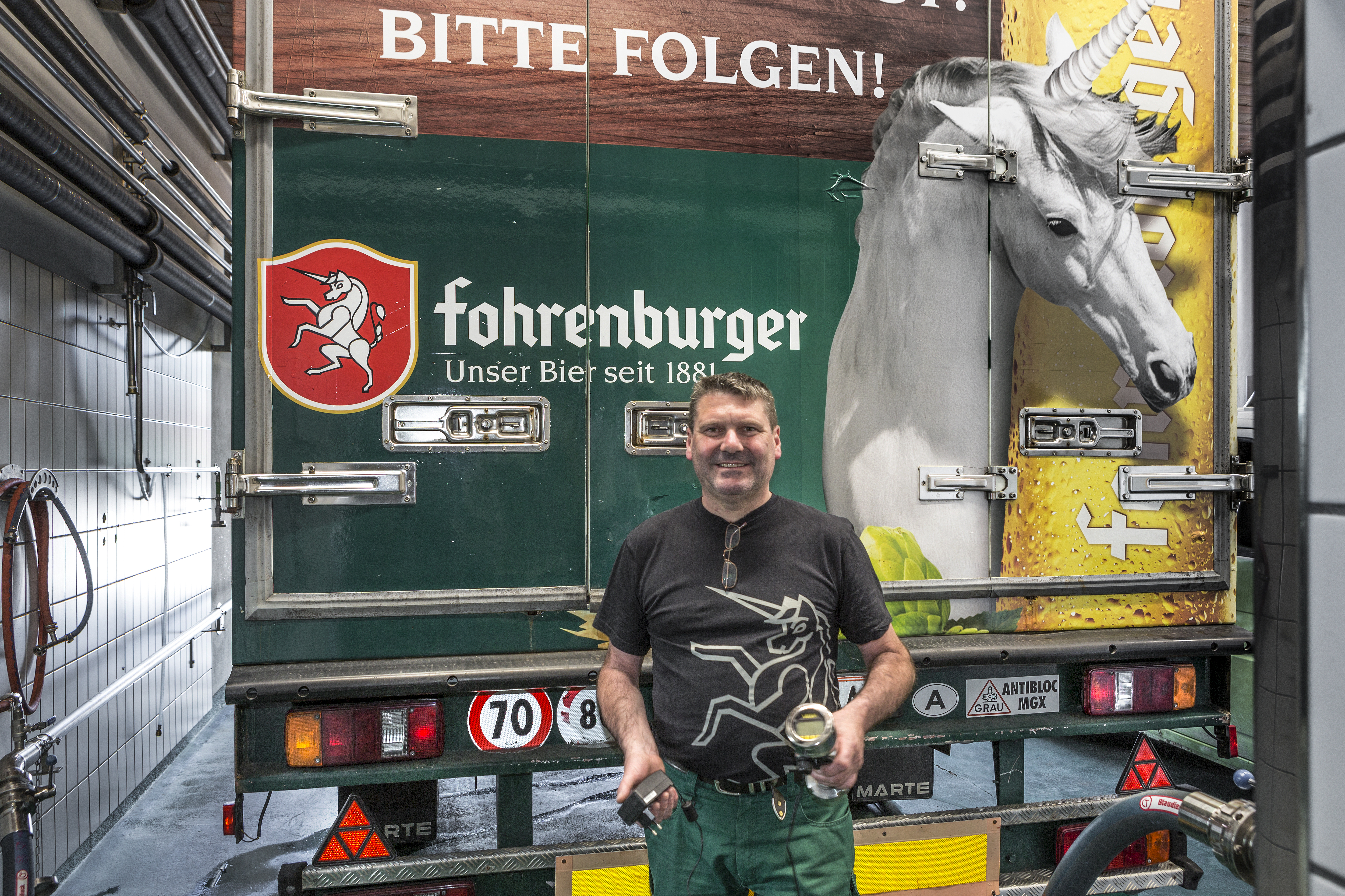 Schneller Überblick über den Verbrauch von Bier auf großen Festen, dank dem VEGABAR 83. Im Bild Christian Schneider, Elektromeister bei Fohrenburg.